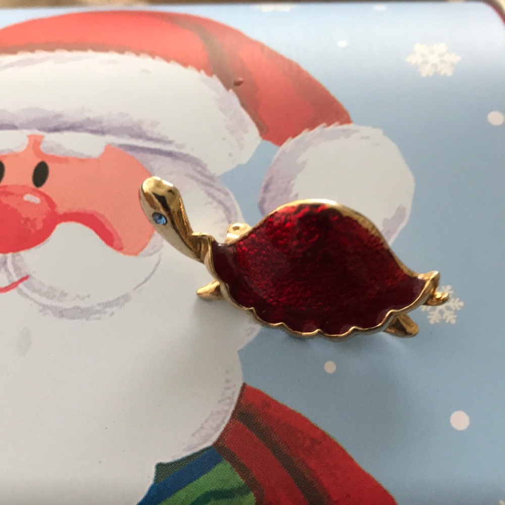 Red enamel vintage turtle!